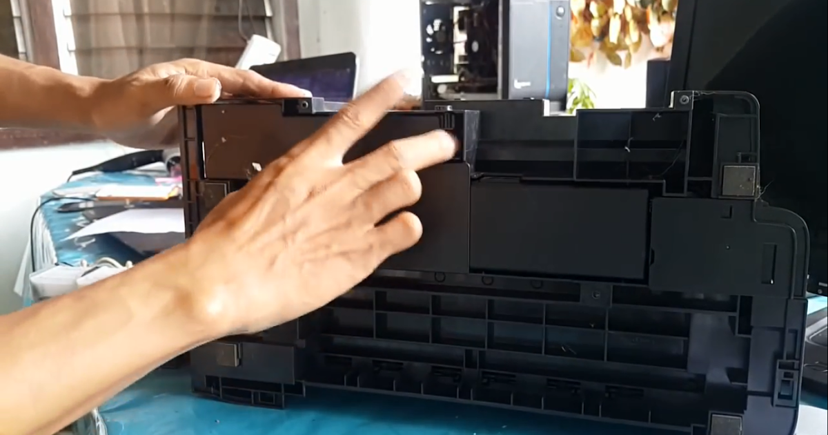 Принтер мигает. Epson l200 тормозная площадка. Шланги для Epson l1800. Принтер Epson l800 кабель к макбуку. L210 Epson кнопки на панели.