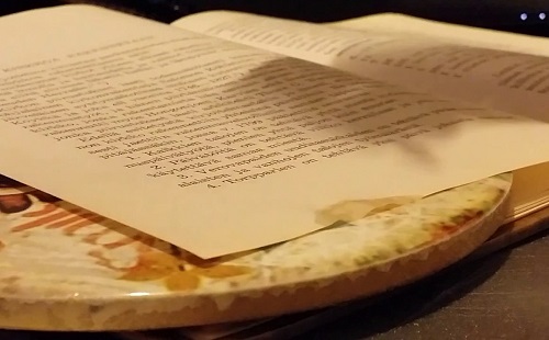 книга лежит на жирном столе на странице жирное пятно