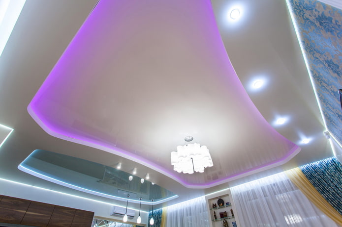 фиолетовая и неоновая подсветка потолка