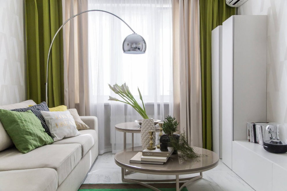 Зеленый шторы в небольшой гостиной белого цвета