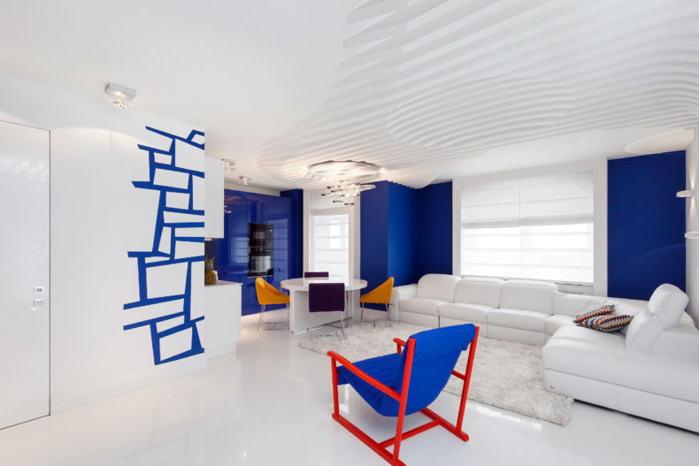 Акценты синего цвета в белом зале частного дома