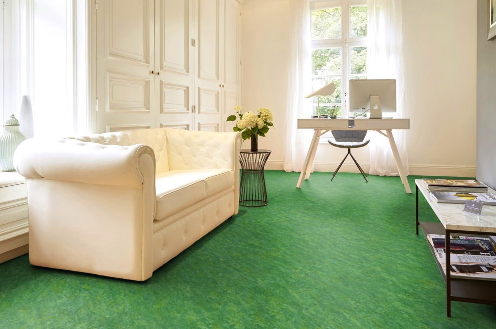 Светлый диван в зале с зеленым линолеумом