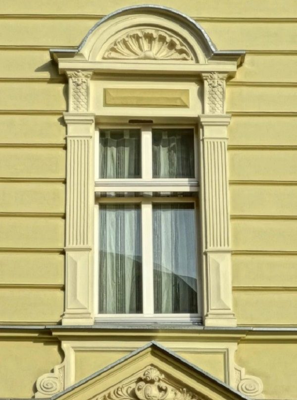 Над окном расположен декоративный элемент – сандрик