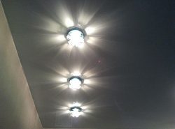 Использование точечных светильников для натяжного потолка повысит функциональность помещения и снизит затраты на электроэнергию
