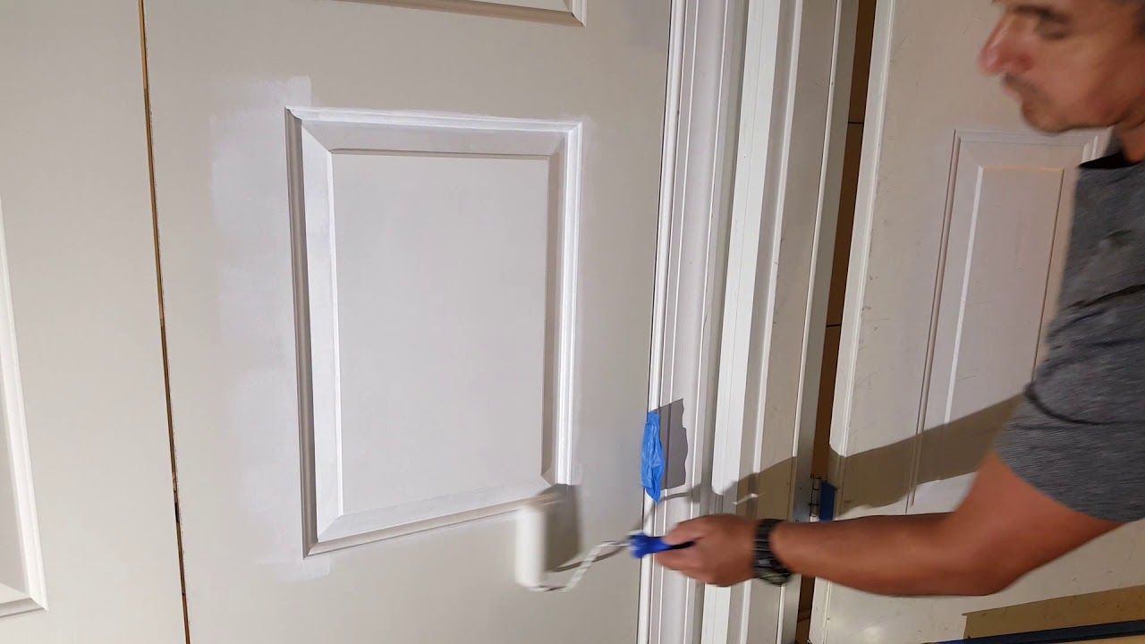 Paint the door. Мужчина красит дверь. How to Paint the Door. How to Paint Veneer. Как покрасить шпонированную дверь в белый цвет своими руками.