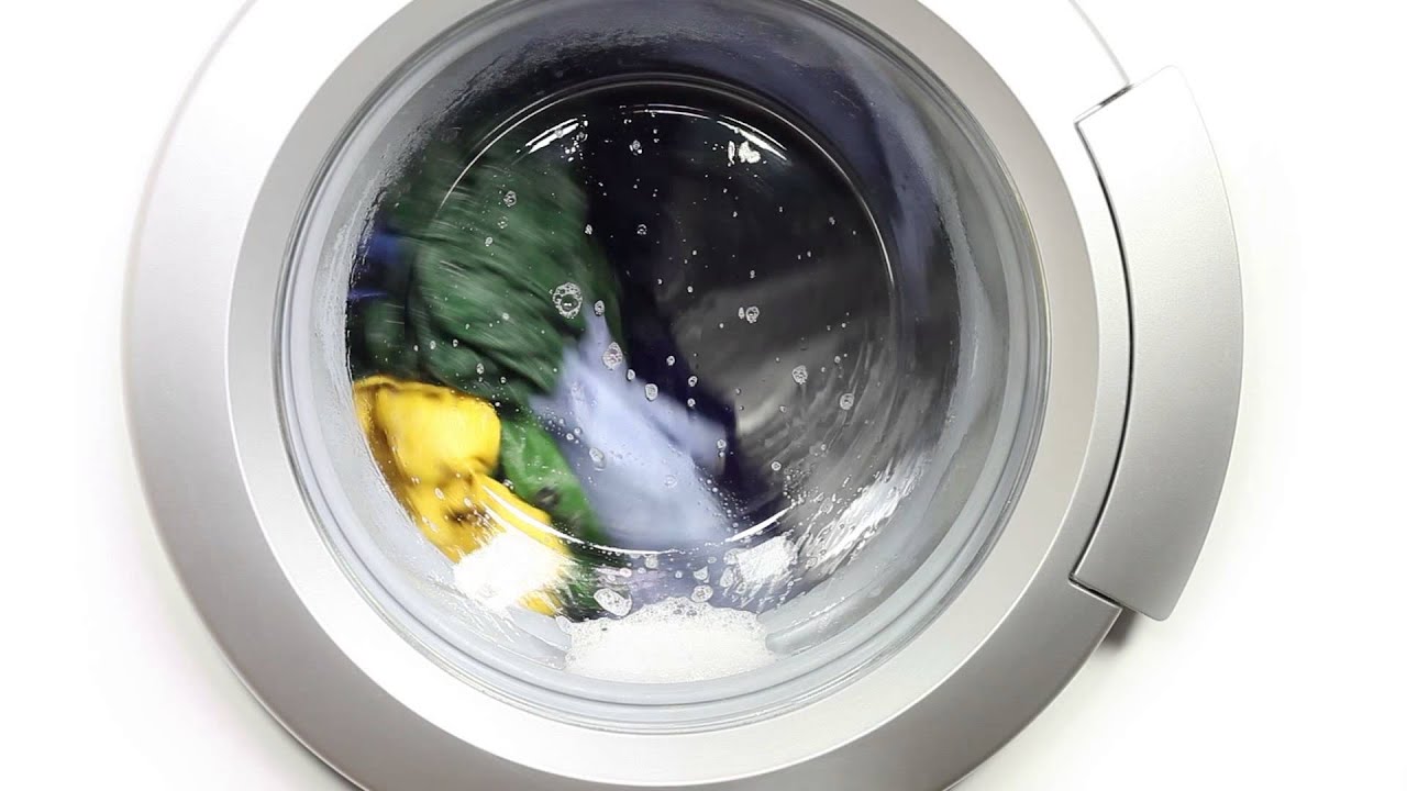 Машинка стиральная автомат не отжимает причина. Стиральная машинка с бельем. Стиральная машина не полоскает. Стиральная машина не отжимает. Потекла стиральная машина.