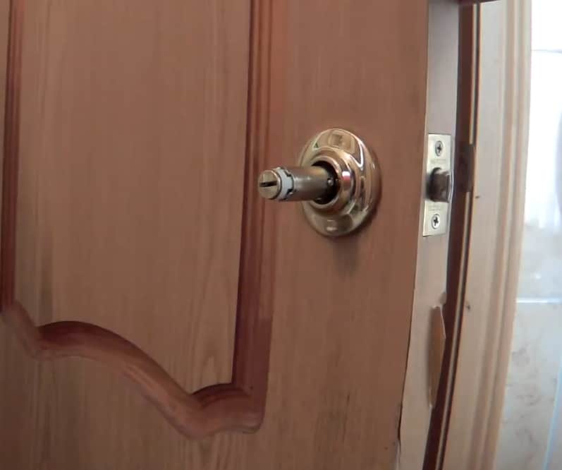 Замена ручки межкомнатной двери. Сломалась дверная ручка на межкомнатной двери. Демонтаж дверной ручки с защелкой. Конструкция дверных ручек межкомнатных дверей. Отремонтировать дверную ручку межкомнатной двери с защелкой.