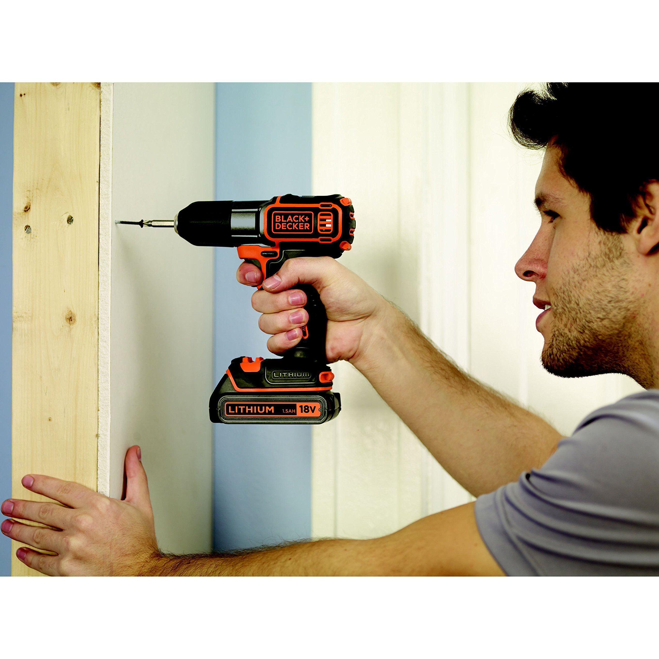 Get drill. Аккумуляторная дрель Black Decker. Black Decker пирометр. Ручной шуруповерт. Шуруповерт в руке.