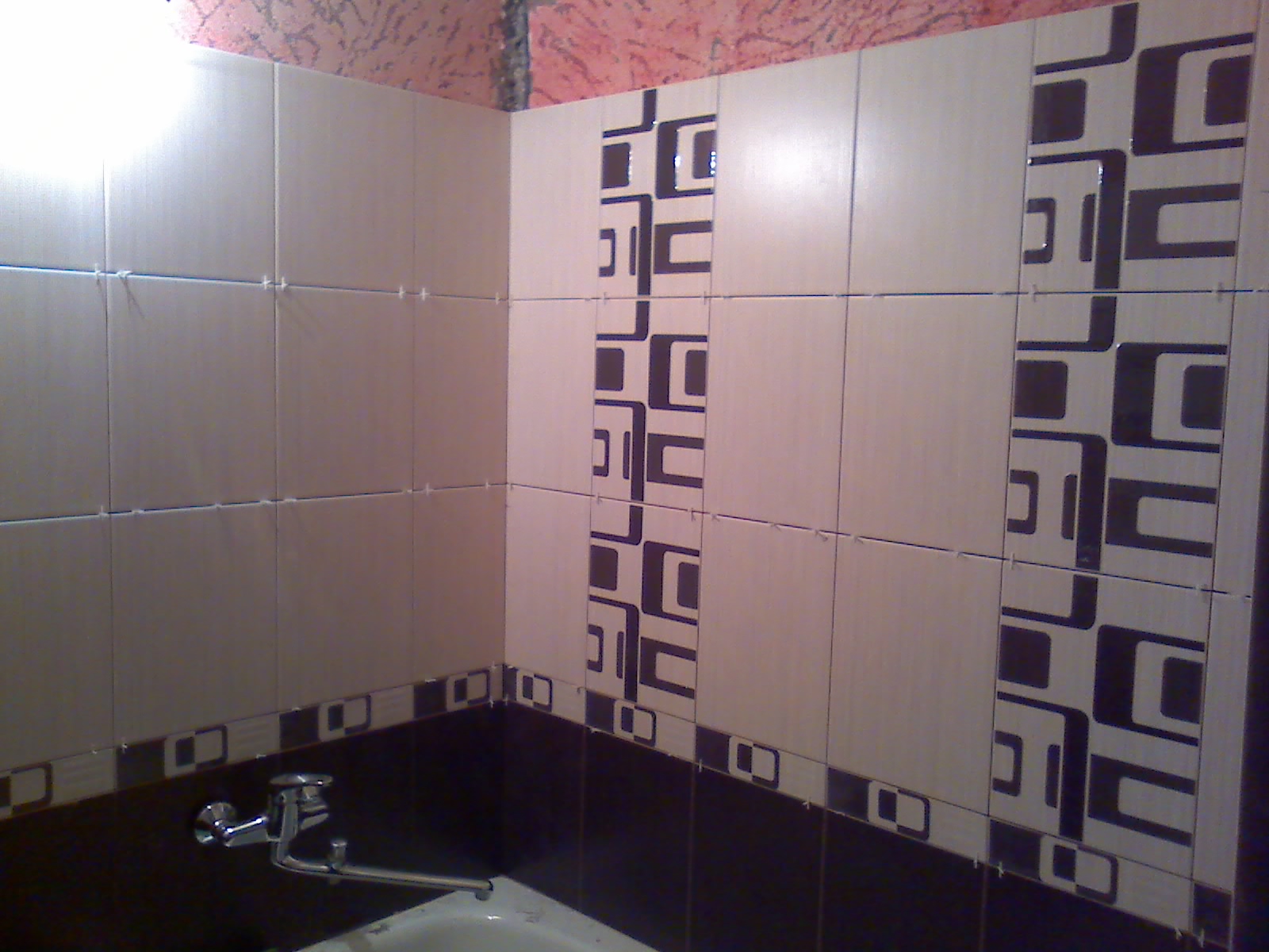 Укладка плитки ванная комната стены. Укладка плитки в ванной. Варианты укладки плитки в ванной. Укладка плитки в ванной на стены. Красивая укладка плитки на стену.