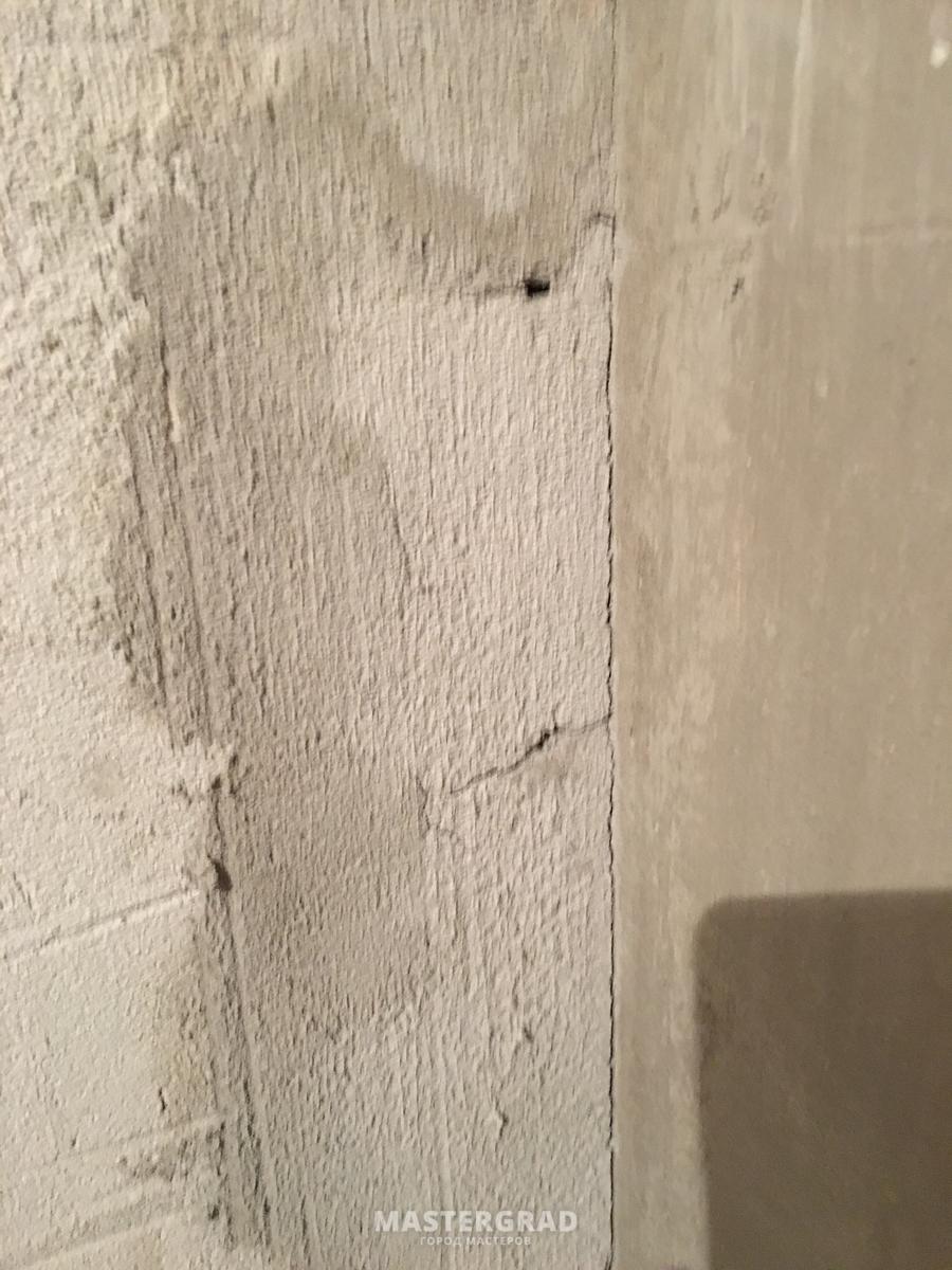 Микротрещины на цементной штукатурки после высыхания. Треснула штукатурка плохая предчистовая. Слой штукатурки может трескаться. Трещины на штукатурке после высыхания стены из газоблоков.