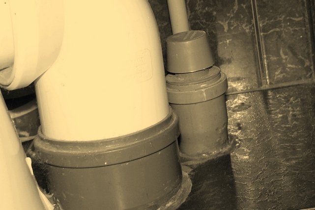 При смыве вода поднимается. Воздушный клапан для канализации. Фановый клапан для канализации. Клапан на унитаз на канализацию.