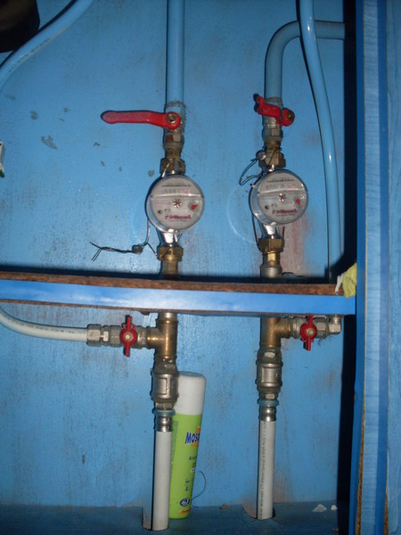 Счетчик воды перекрывает воду. Кран перекрытия холодной воды. Перекрыть воду в квартире. Кран перекрывающий воду в квартире. Кран перекрытия холодной воды в квартире.
