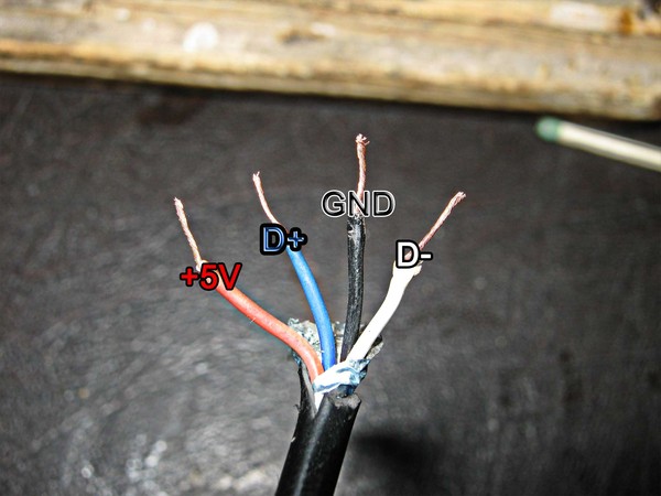 Черный цвет кабеля. 4 Провода от юсби в 2 провода. Синий провод в USB кабеле. Провод USB провода по цветам разрез. Белый провод со штекером.