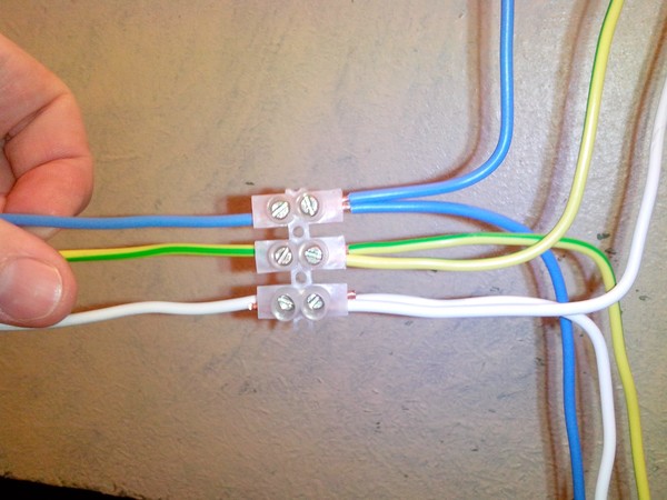 Соединение 3 на 2. Соединить три провода. Соединить три провода клеммником. Соединить 3 провода 2,5 квадрата. Соединители проводов трехжильных.