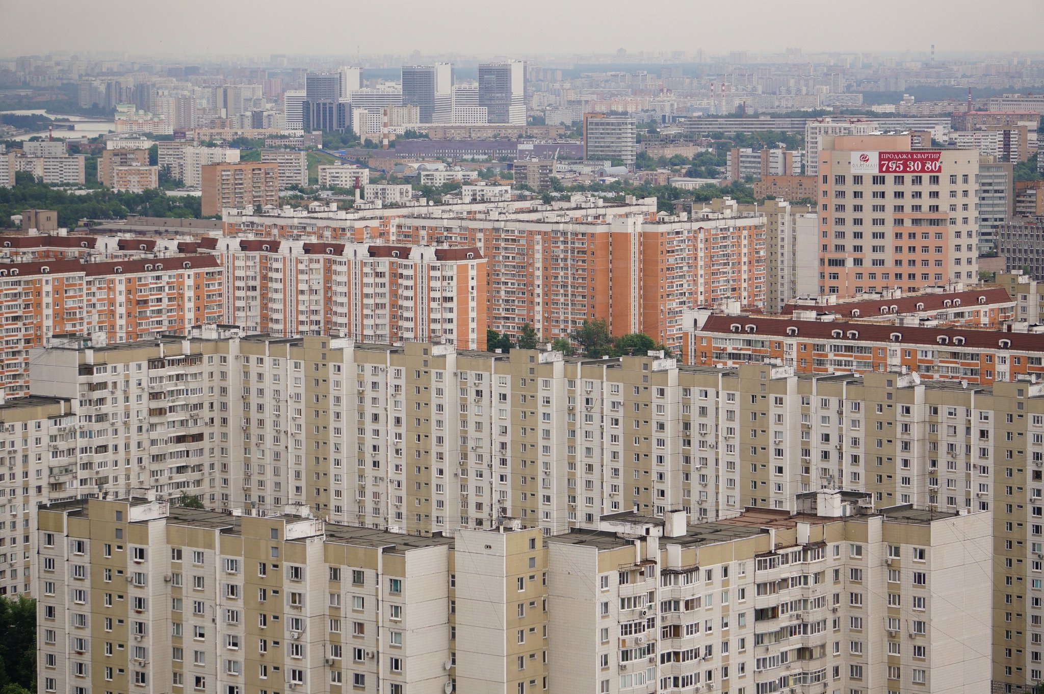 В различных районах. Москва, Юго-Западный административный округ, район Южное Бутово. Человейники в Бутово. Спальные районы Москвы снизу. Городская застройка.