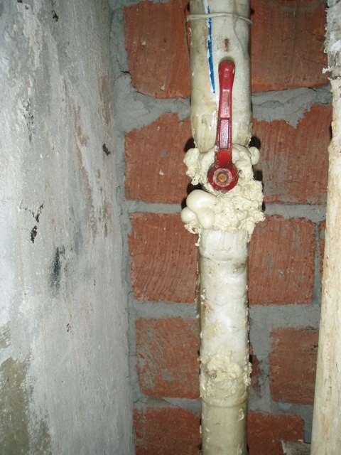 Потеет труба холодной воды. Теплоизоляция трубопроводов в туалете. Изоляция от конденсата на трубах с холодной водой. Изоляция от конденсата канализационных труб. Конденсат водопроводных трубах.