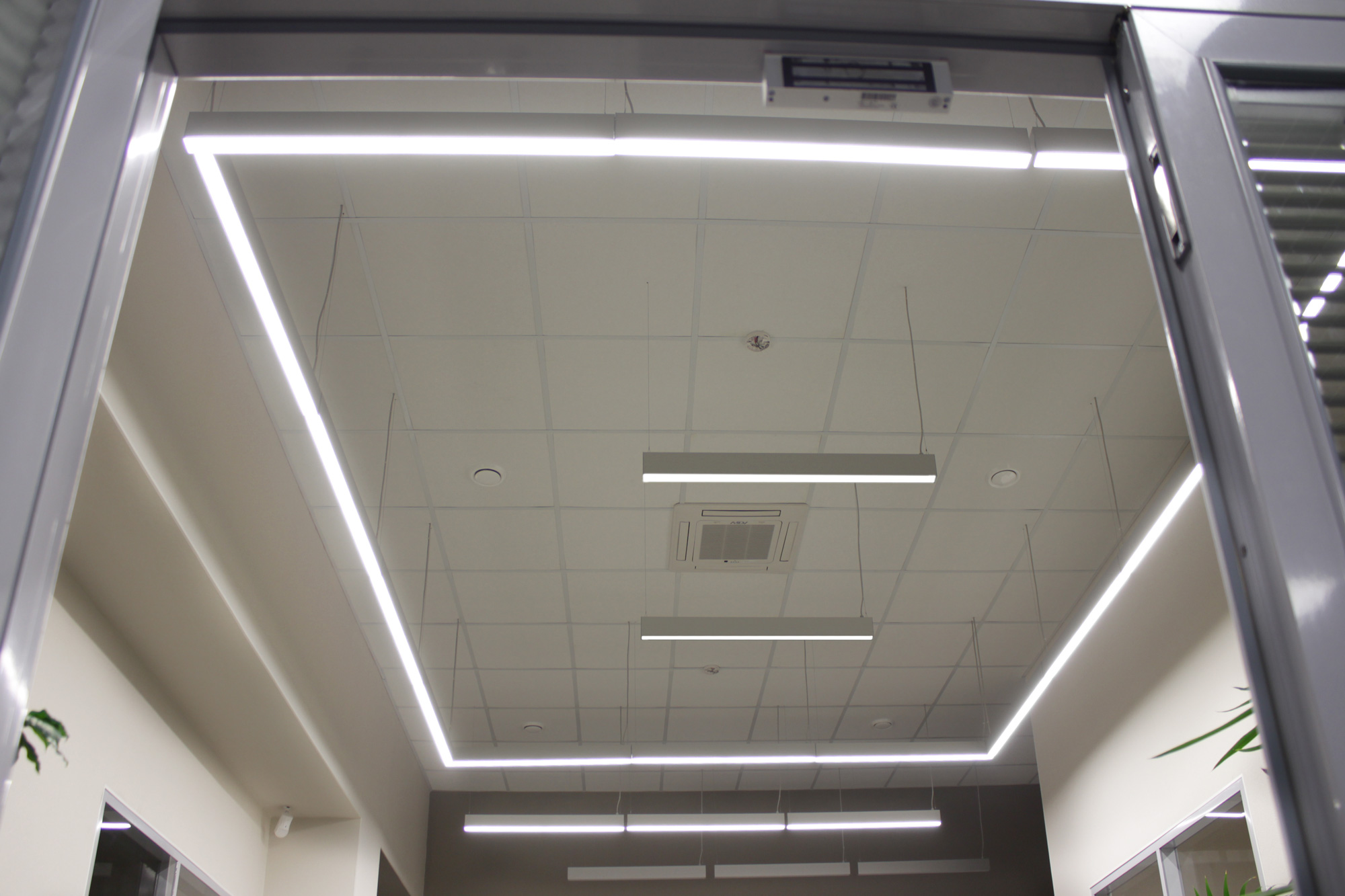 Натяжной потолок с подсветкой внутри фото: многоуровневые конструкции .