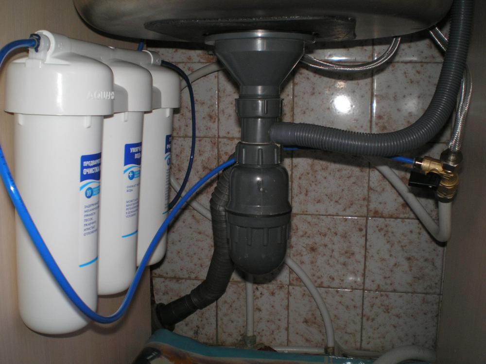 Установка фильтра для воды под мойку аквафор. Фильтр Аквафор соединение с краном для воды. Фильтр под мойку Аквафор с отдельным краном 2005 года. Аквафор проточный фильтр штуцер. Соединение фильтра Аквафор.