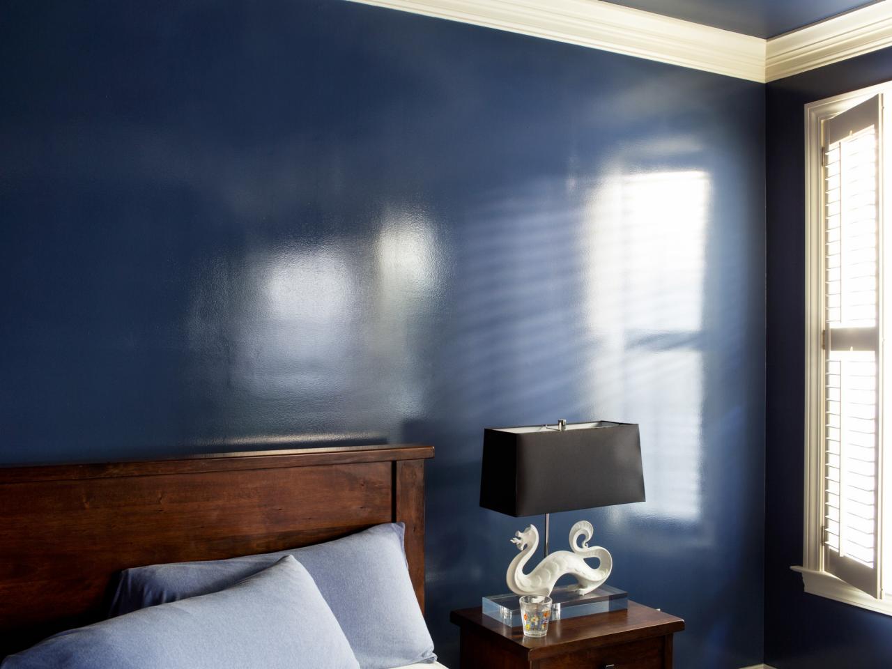 Синяя глянцевая краска на стене спальни