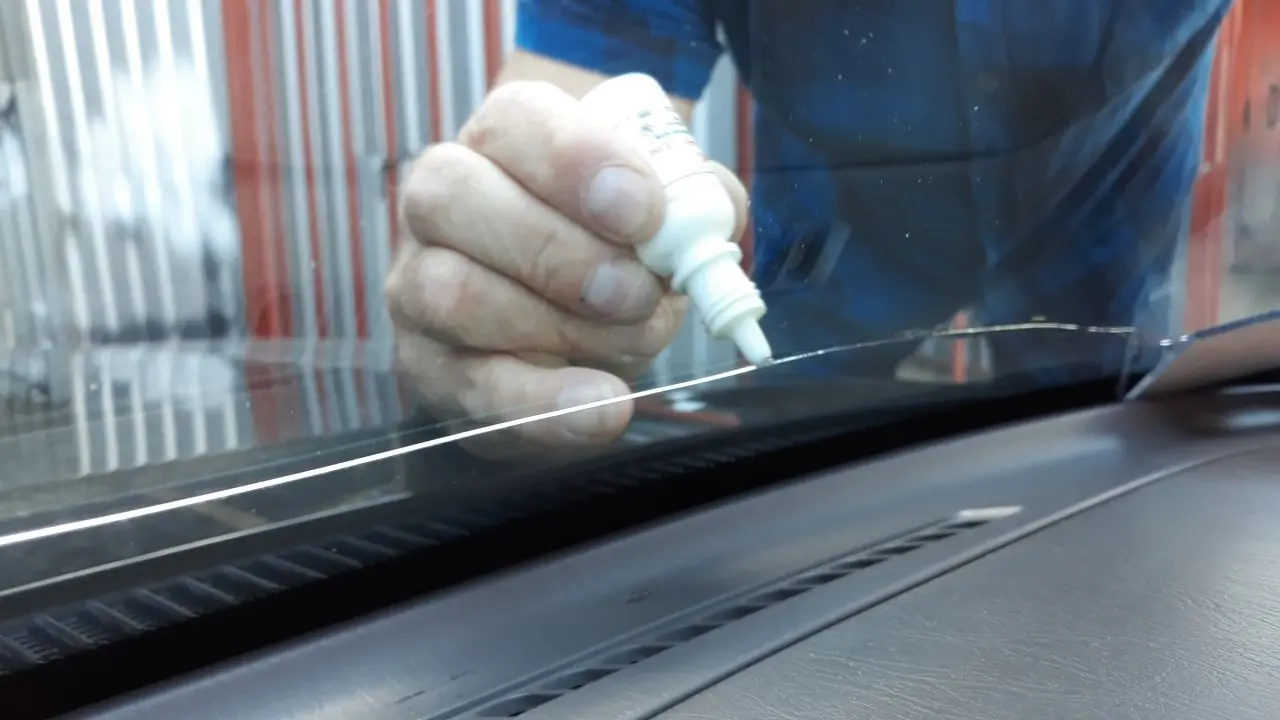 Трещина на лобовом на учет. Лобовое стекло Toyota Sequoia 2008. Заклейка трещин лобового стекла. Средство для заклейки трещин на лобовом стекле. Трещина на лобовом стекле техосмотр.