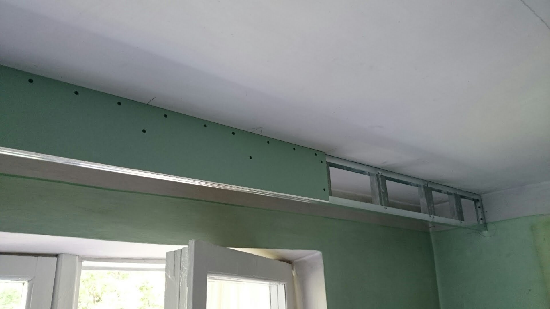 В случае монтажа ниши для штор каркас для натяжного потолка можно собрать из профиля