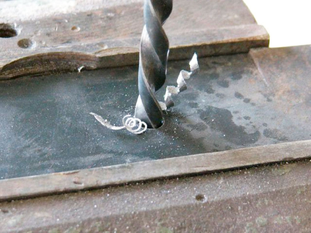  сверлить металл дрелью:  правильно сверлить отверстия в металле .