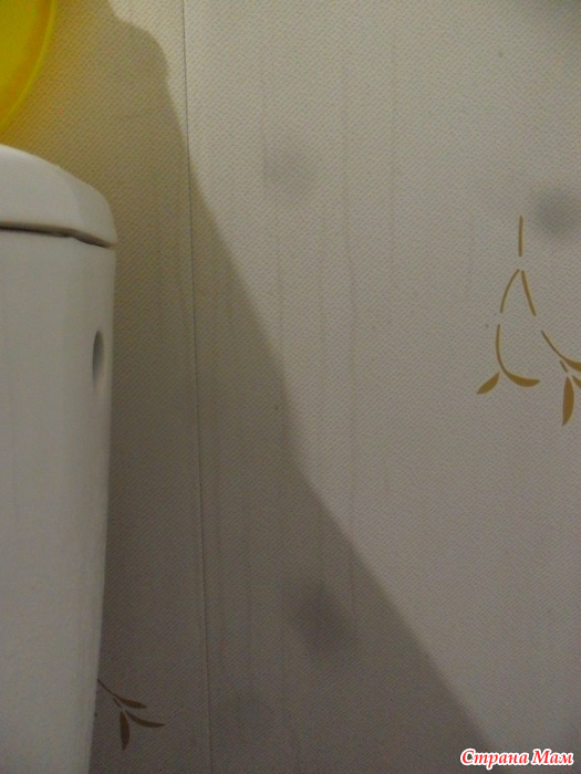 Отмыть панели в ванной. Пятна на ПВХ панели. Пятна от освежителя воздуха на пластиковых панелях. Желтые пятна на ПВХ панели. Желтые пятна в ванной на панелях.