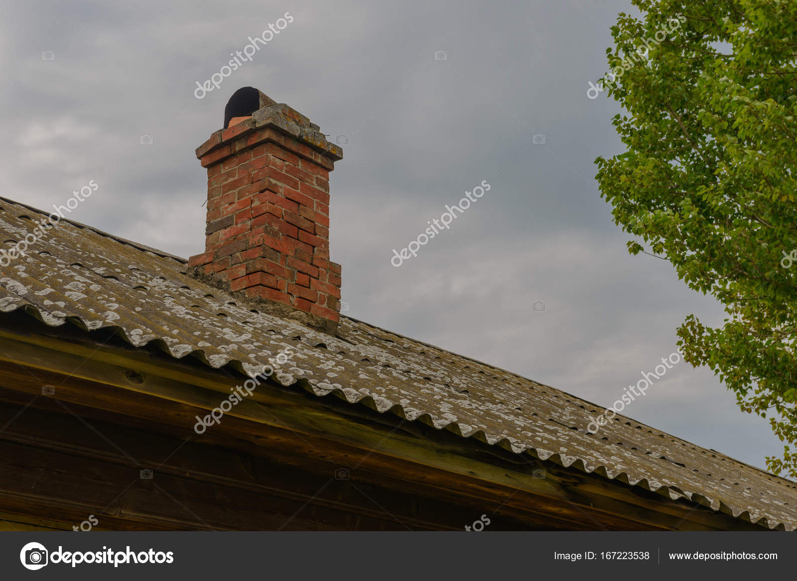 Старый дымоход труба на крыше