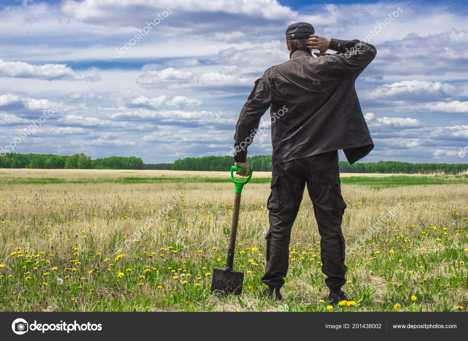 Фото человека с лопатой который копает