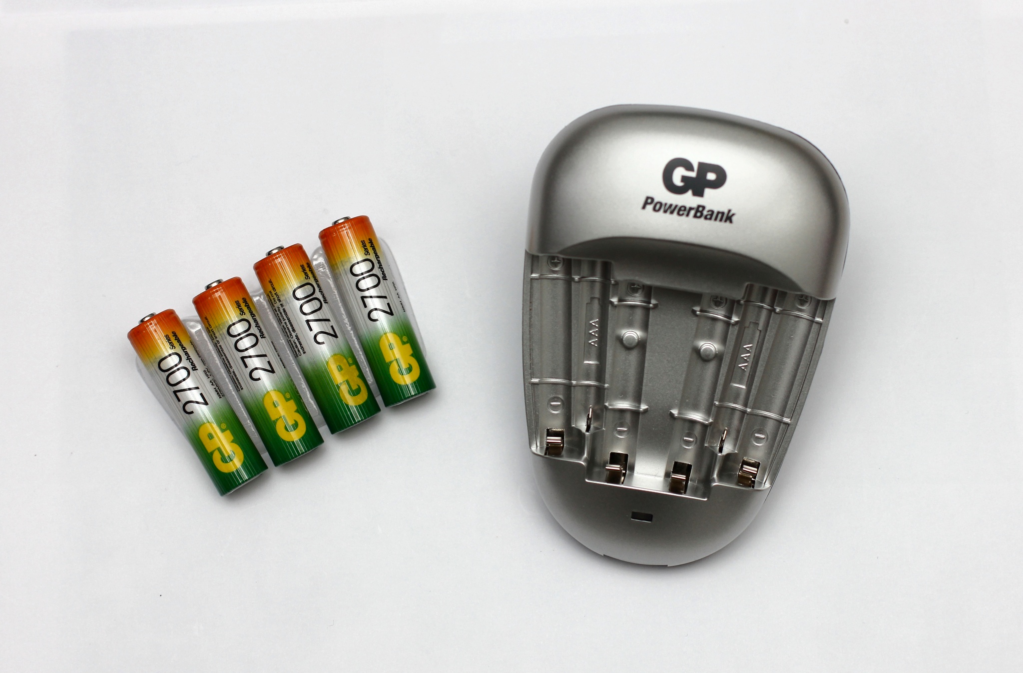 Aa аккумулятор зарядное устройство gp. Зарядное устройство GP Powerbank quick3 pb27. Зарядка GP для аккумуляторных пальчиковых батареек. Power Bank GP для батареек. GP Powerbank 2700.