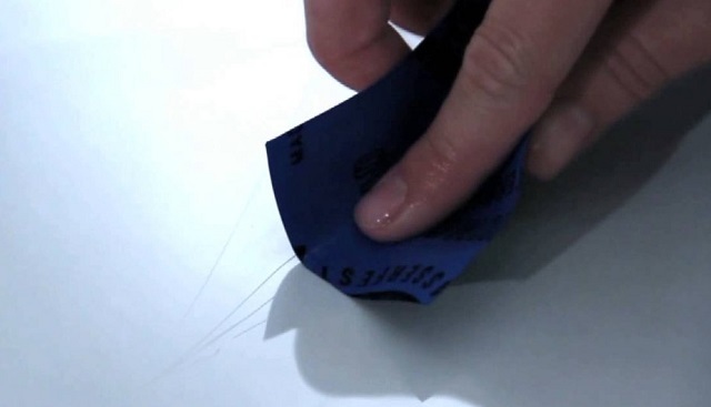 Зашлифовка царапин с помощью наждачной бумаги с мелким абразивом