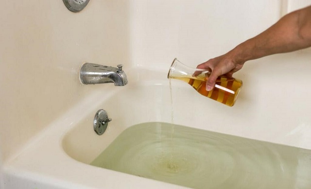 Очистка или отбеливание ванны лимонной кислотой.