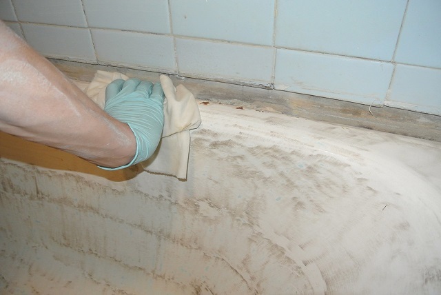 Обезжиривание очищенных от старой эмали поверхностей ванны.