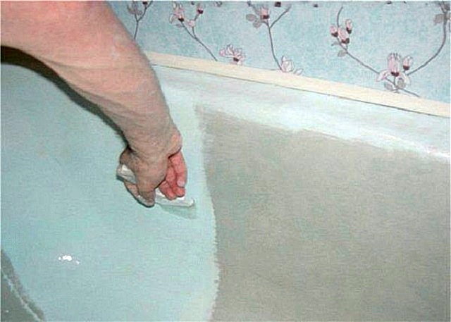 Окрашивание ванны с помощью кисти.