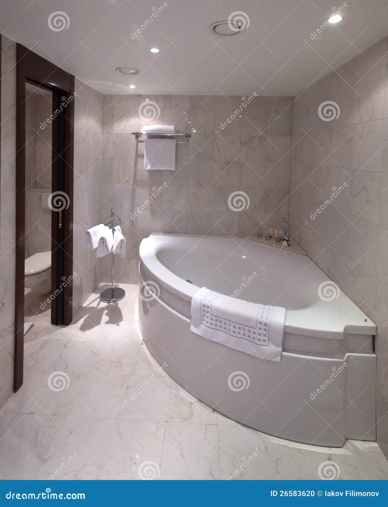 Угловая ванна в интерьере ванной