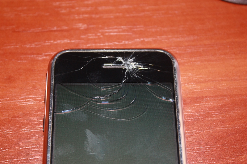 Передняя трещина. Разбитый айфон. Разбитая передняя камера на телефоне. Разбит экран телефона. Разбитый айфон камера.