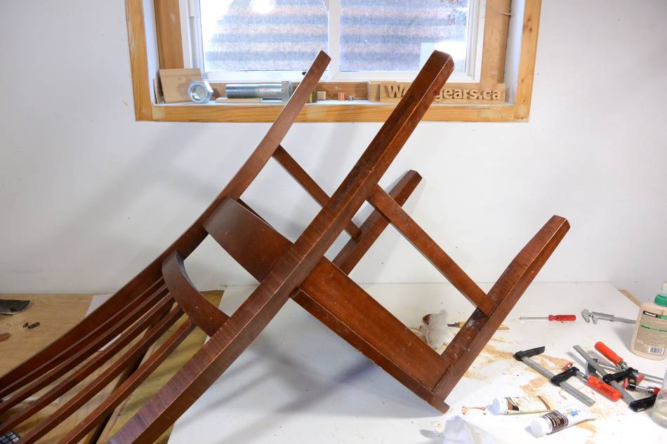 Breaks chair. Стул на деревянном каркасе. Расшатался деревянный стул. Каркас для табурета. Деревянные стульчики расшатались.