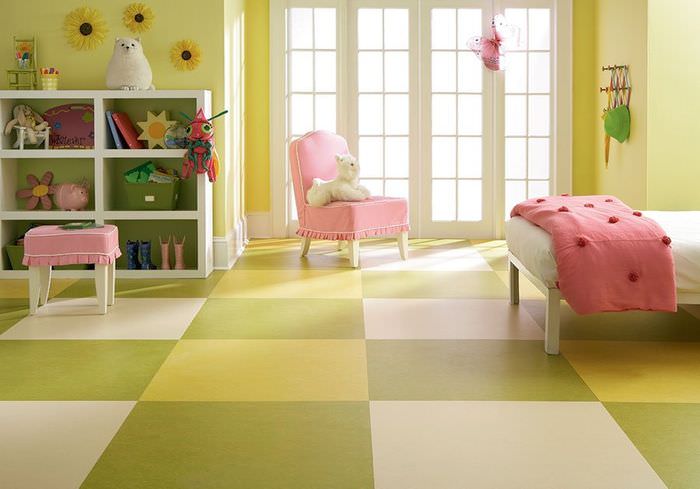 Линолеум с яркой расцветкой в интерьере детской комнаты для девочки