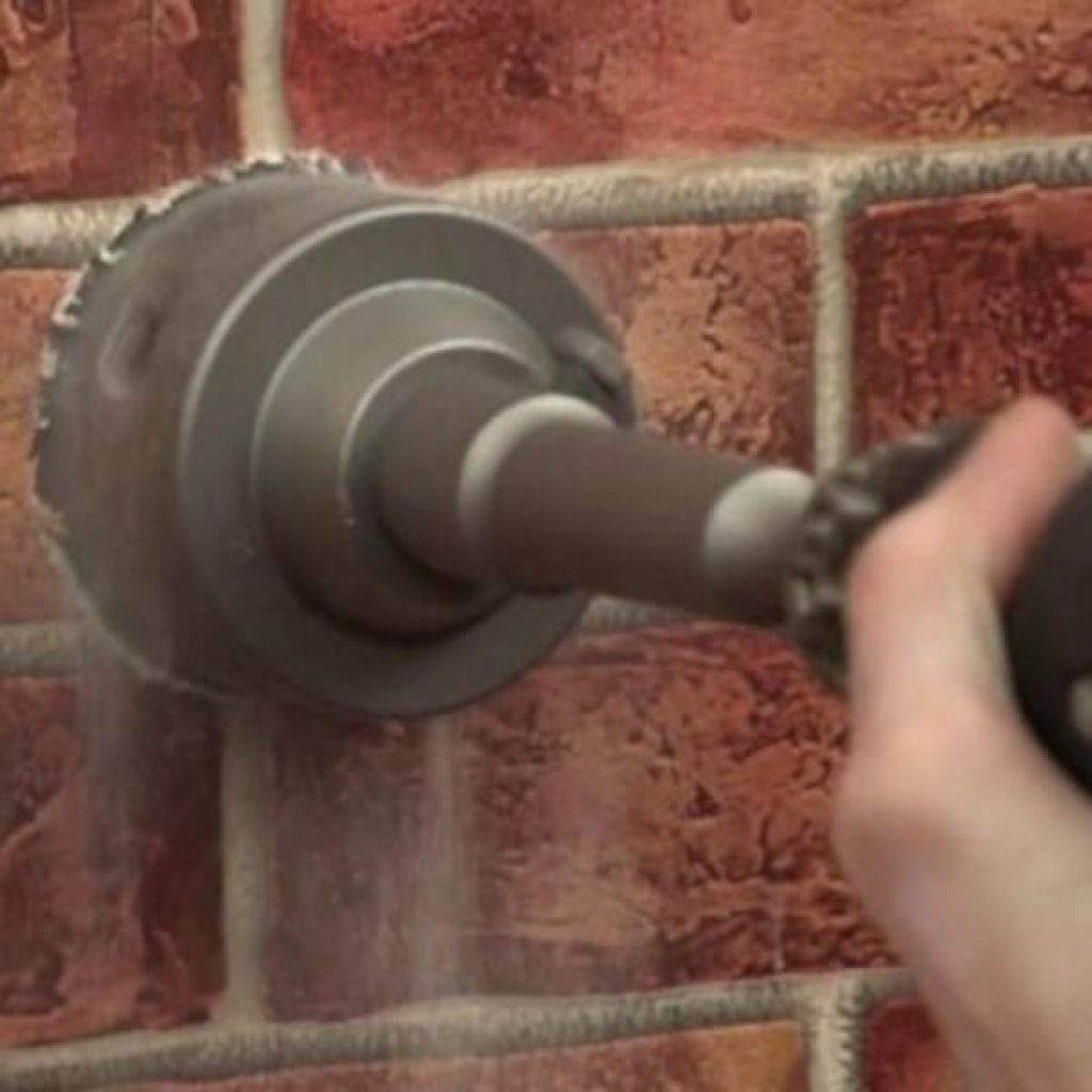 Пробить стену отверстие. Пробивка отверстий в кирпичной стене 120 мм. Просверлить отверстие в бетонной стене 120 мм. Высверлить отверстие для трубы диаметром 110 мм. Инструмент для проделывания отверстий 200 мм в кирпичной стене.