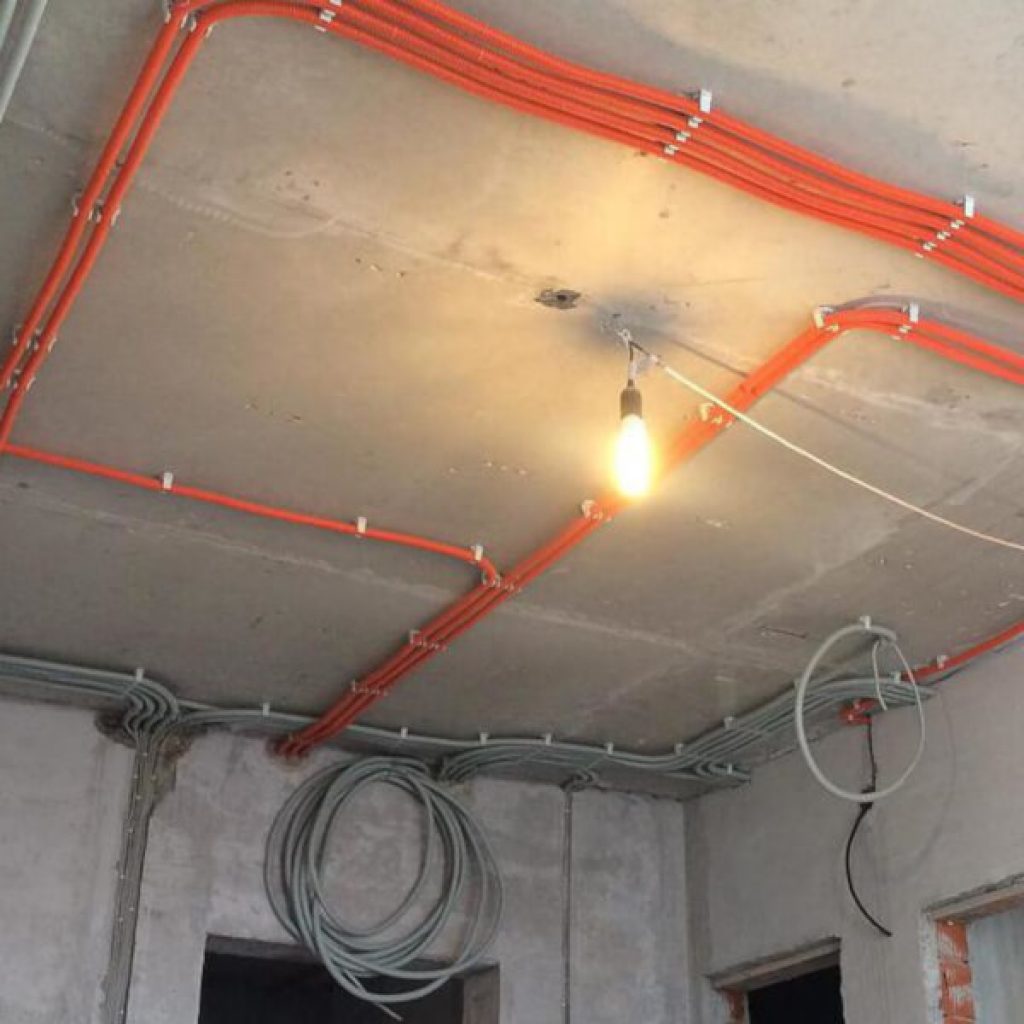 Крепление кабеля в кабель канале на потолке